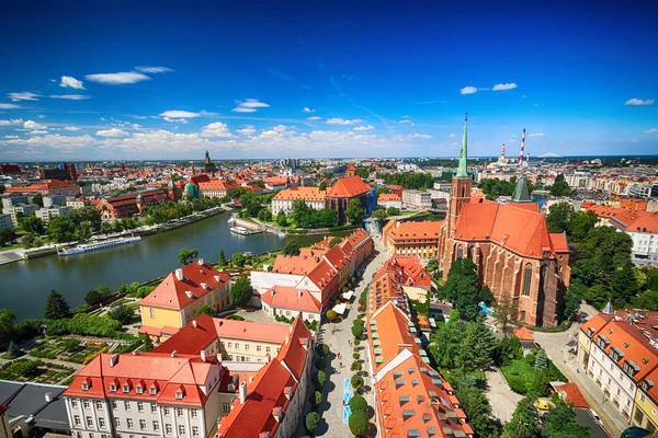 Wroclaw, Polonya - 29 Temmuz 2017: Wroclaw havadan görünümü. Old Town ve katedral Adası (Ostrow Tumski) şehrin en eski parçasıdır. Oder Nehri, tekne ve bir yaz gününde tarihi binalar.