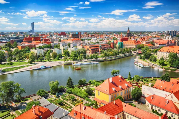 Wroclaw, Polonya - 29 Temmuz 2017: Wroclaw havadan görünümü. Old Town ve katedral Adası (Ostrow Tumski) şehrin en eski parçasıdır. Oder Nehri, tekne ve bir yaz gününde tarihi binalar.
