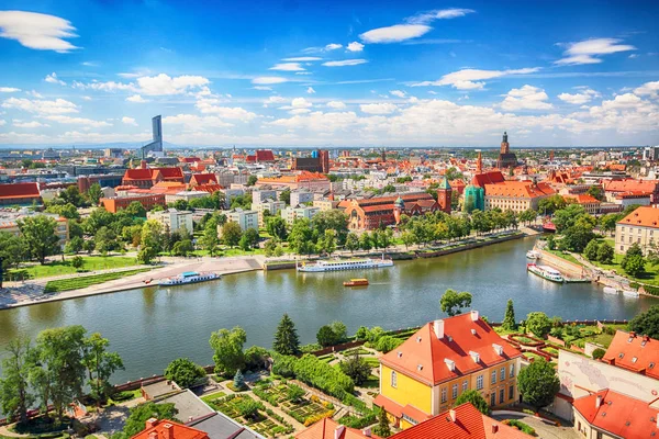 WROCLAW, POLÓNIA - 29 de julho de 2017: Vista aérea de Wroclaw. Old Town and Cathedral Island (Ostrow Tumski) é a parte mais antiga da cidade. Rio Odra, barcos e edifícios históricos em um dia de verão . — Fotografia de Stock