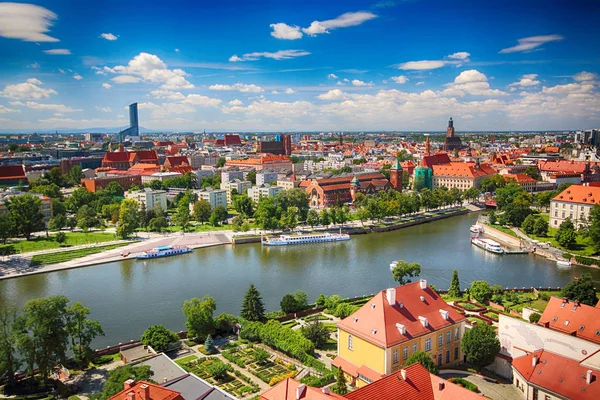 Wroclaw, Polonya - 29 Temmuz 2017: Wroclaw havadan görünümü. Old Town ve katedral Adası (Ostrow Tumski) şehrin en eski parçasıdır. Oder Nehri, tekne ve bir yaz gününde tarihi binalar.