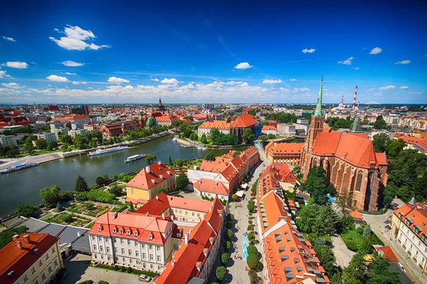 Wroclaw, Polonya - 29 Temmuz 2017: Wroclaw havadan görünümü. Old Town ve katedral Adası (Ostrow Tumski) şehrin en eski parçasıdır. Oder Nehri, tekne ve bir yaz gününde tarihi binalar.