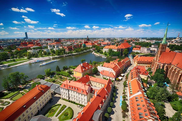 Wroclaw, Polonya - 29 Temmuz 2017: Wroclaw havadan görünümü. Old Town ve katedral Adası (Ostrow Tumski) şehrin en eski parçasıdır. Oder Nehri, tekne ve bir yaz gününde tarihi binalar.