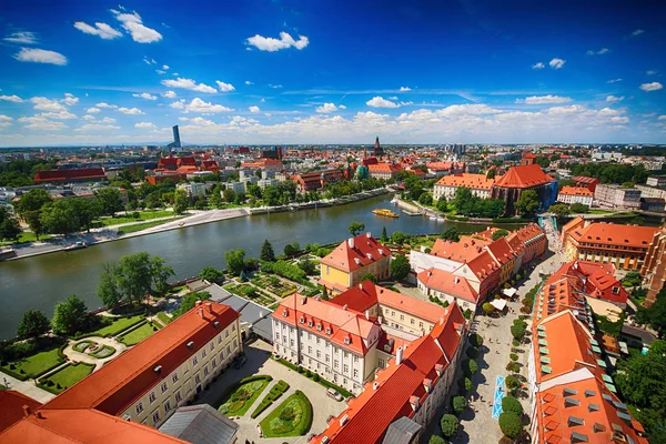 Wroclaw, Polonya - 29 Temmuz 2017: Wroclaw havadan görünümü. Old Town ve katedral Adası (Ostrow Tumski) şehrin en eski parçasıdır. Oder Nehri, tekne ve bir yaz gününde tarihi binalar.