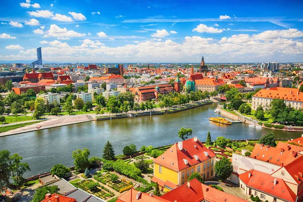 Wroclaw, Polonya - 29 Temmuz 2017: Wroclaw havadan görünümü. Old Town ve katedral Adası (Ostrow Tumski) şehrin en eski parçasıdır. Oder Nehri, tekne ve bir yaz gününde tarihi binalar.