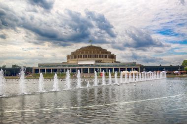 Wroclaw, Polonya - 04 Ağustos 2017: Pergola - yarı bir elips şeklinde 1913 yılında Centennial salonu sergi alanlarına ayrılmaz bir parçası olarak inşa bir 640 metre uzun yapısı.