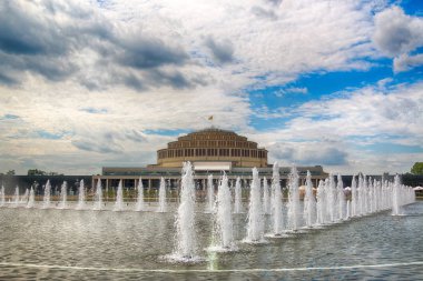 Wroclaw, Polonya - 04 Ağustos 2017. Centennial Hall ve Multimedya Çeşmesi. 2006 yılında Unesco Dünya Kültür Mirası Listesi'ne salonları kitabe bu tesisin sırası vurguladı. Max Berg tarafından tasarlanmıştır.