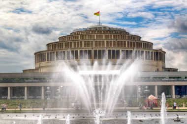 Wroclaw, Polonya - 04 Ağustos 2017. Centennial Hall ve Multimedya Çeşmesi. 2006 yılında Unesco Dünya Kültür Mirası Listesi'ne salonları kitabe bu tesisin sırası vurguladı. Max Berg tarafından tasarlanmıştır.