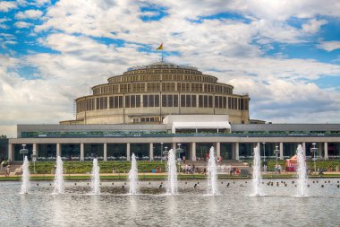 Wroclaw, Polonya - 04 Ağustos 2017. Centennial Hall ve Multimedya Çeşmesi. 2006 yılında Unesco Dünya Kültür Mirası Listesi'ne salonları kitabe bu tesisin sırası vurguladı. Max Berg tarafından tasarlanmıştır.