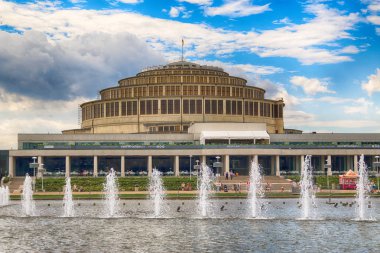 Wroclaw, Polonya - 04 Ağustos 2017. Centennial Hall ve Multimedya Çeşmesi. 2006 yılında Unesco Dünya Kültür Mirası Listesi'ne salonları kitabe bu tesisin sırası vurguladı. Max Berg tarafından tasarlanmıştır.