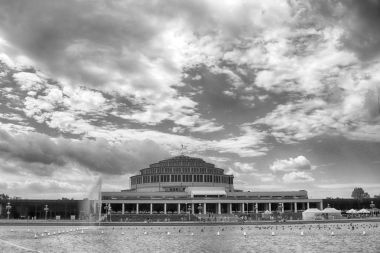 Wroclaw, Polonya - 04 Ağustos 2017. Centennial Hall ve Multimedya Çeşmesi. 2006 yılında Unesco Dünya Kültür Mirası Listesi'ne salonları kitabe bu tesisin sırası vurguladı. Max Berg tarafından tasarlanmıştır.