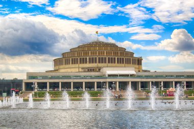 Wroclaw, Polonya - 04 Ağustos 2017. Centennial Hall ve Multimedya Çeşmesi. 2006 yılında Unesco Dünya Kültür Mirası Listesi'ne salonları kitabe bu tesisin sırası vurguladı. Max Berg tarafından tasarlanmıştır.