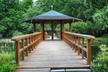 Wroclaw, Polonya - 04 Ağustos 2017: Japon bahçe tarihsel Pergola ve Centennial salonu çevresinde yer almaktadır. Bir kaç iz Dünya Fuarı'nda 1913 sonra temsil ettiği.