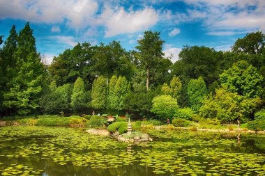 Wroclaw, Polonya - 04 Ağustos 2017: Japon bahçe tarihsel Pergola ve Centennial salonu çevresinde yer almaktadır. Bir kaç iz Dünya Fuarı'nda 1913 sonra temsil ettiği.
