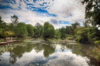 Wroclaw, Polonya - 04 Ağustos 2017: Japon bahçe tarihsel Pergola ve Centennial salonu çevresinde yer almaktadır. Bir kaç iz Dünya Fuarı'nda 1913 sonra temsil ettiği.