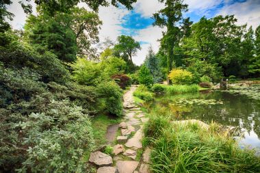 Wroclaw, Polonya - 04 Ağustos 2017: Japon bahçe tarihsel Pergola ve Centennial salonu çevresinde yer almaktadır. Bir kaç iz Dünya Fuarı'nda 1913 sonra temsil ettiği.