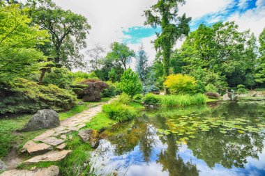 Wroclaw, Polonya - 04 Ağustos 2017: Japon bahçe tarihsel Pergola ve Centennial salonu çevresinde yer almaktadır. Bir kaç iz Dünya Fuarı'nda 1913 sonra temsil ettiği.