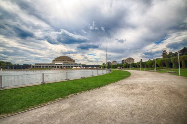 Wroclaw, Polonya - 04 Ağustos 2017. Centennial Hall ve Multimedya Çeşmesi. 2006 yılında Unesco Dünya Kültür Mirası Listesi'ne salonları kitabe bu tesisin sırası vurguladı. Max Berg tarafından tasarlanmıştır.