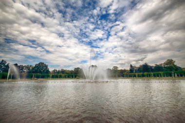 Wroclaw, Polonya - 04 Ağustos 2017: Pergola - 1913 yılında inşa edilen bir 640 metre uzun yapısı. Pergola Wroclaw Multimedya çeşme çevreleyen.