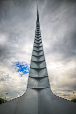 Wroclaw, Polonya - 04 Ağustos 2017: Centennial Hall ile Iglica anıt (sivri). 2006 yılında Unesco Dünya Kültür Mirası Listesi'ne salonları kitabe bu tesisin sırası vurguladı.