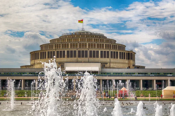 Wroclaw, Polonya - 04 Ağustos 2017. Centennial Hall ve Multimedya Çeşmesi. 2006 yılında Unesco Dünya Kültür Mirası Listesi'ne salonları kitabe bu tesisin sırası vurguladı. Max Berg tarafından tasarlanmıştır.
