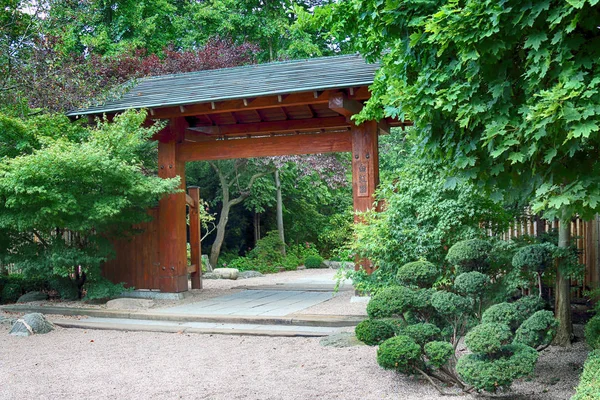 Wroclaw, Polen - 04 augusti 2017: Japansk trädgård ligger i närheten av den historiska Pergola och Centennial Hall. Det representerar en av få spår efter världsutställningen i 1913. — Stockfoto