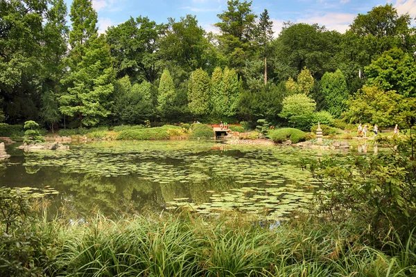 WROCLAW, POLONIA - 04 DE AGOSTO DE 2017: Jardín Japonés está situado en las inmediaciones de la histórica Pérgola y el Salón del Centenario. Representa uno de los pocos rastros después de la Expo Mundial de 1913 . — Foto de Stock