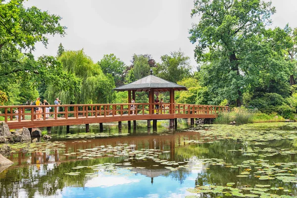 Wrocław, Polska - 04 sierpnia 2017: Japanese Garden znajduje się historyczne Pergola i hali stulecia. Stanowi ono jedno z kilku śladów po World Expo w 1913. — Zdjęcie stockowe