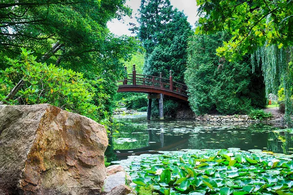 WROCLAW, POLONIA - 04 DE AGOSTO DE 2017: Jardín Japonés está situado en las inmediaciones de la histórica Pérgola y el Salón del Centenario. Representa uno de los pocos rastros después de la Expo Mundial de 1913 . — Foto de Stock