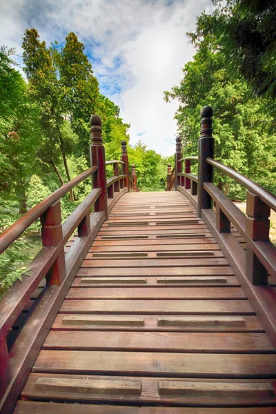 Wrocław, Polska - 04 sierpnia 2017: Japanese Garden znajduje się historyczne Pergola i hali stulecia. Stanowi ono jedno z kilku śladów po World Expo w 1913. — Zdjęcie stockowe