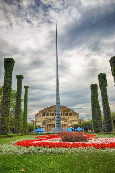 Wroclaw, Polen - 04 augusti 2017: Centennial Hall med Iglica Monument. Hallar inskriften på Unescos världsarvslista 2006 betonade frodigt av denna anläggning. — Stockfoto