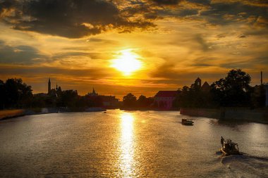 Wroclaw, Polonya - 8 Ağustos 2017: Wroclaw Old Town. Katedral adadır (Ostrow Tumski) şehrin en eski parçası. Oder Nehri, tekneler ve güzel gün batımı sırasında tarihi binalar.