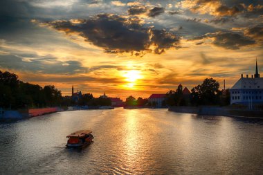 Wroclaw, Polonya - 8 Ağustos 2017: Wroclaw Old Town. Katedral adadır (Ostrow Tumski) şehrin en eski parçası. Oder Nehri, tekneler ve güzel gün batımı sırasında tarihi binalar.