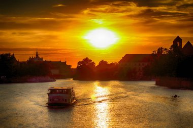 Wroclaw, Polonya - 8 Ağustos 2017: Wroclaw Old Town. Katedral adadır (Ostrow Tumski) şehrin en eski parçası. Oder Nehri, tekneler ve güzel gün batımı sırasında tarihi binalar.
