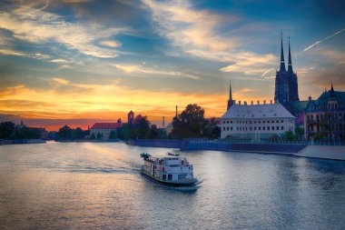 Wroclaw, Polonya - 8 Ağustos 2017: Wroclaw Old Town. Katedral adadır (Ostrow Tumski) şehrin en eski parçası. Oder Nehri, tekneler ve güzel gün batımı sırasında tarihi binalar.