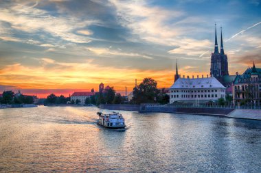 Wroclaw, Polonya - 8 Ağustos 2017: Wroclaw Old Town. Katedral adadır (Ostrow Tumski) şehrin en eski parçası. Oder Nehri, tekneler ve güzel gün batımı sırasında tarihi binalar.