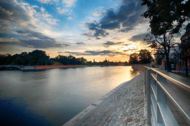Wroclaw, Polonya - 8 Ağustos 2017: Wroclaw Old Town. Katedral adadır (Ostrow Tumski) şehrin en eski parçası. Oder Nehri, tekneler ve güzel gün batımı sırasında tarihi binalar.