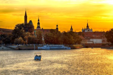 Wroclaw, Polonya - 8 Ağustos 2017: Wroclaw Old Town. Katedral adadır (Ostrow Tumski) şehrin en eski parçası. Oder Nehri, tekneler ve güzel gün batımı sırasında tarihi binalar.