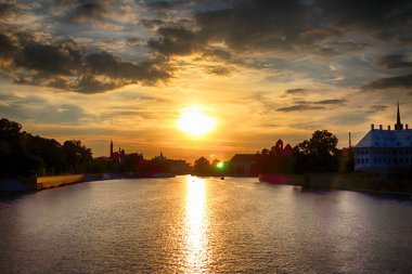 Wroclaw, Polonya - 8 Ağustos 2017: Wroclaw Old Town. Katedral adadır (Ostrow Tumski) şehrin en eski parçası. Oder Nehri, tekneler ve güzel gün batımı sırasında tarihi binalar.