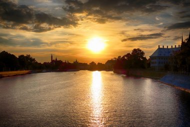 Wroclaw, Polonya - 8 Ağustos 2017: Wroclaw Old Town. Katedral adadır (Ostrow Tumski) şehrin en eski parçası. Oder Nehri, tekneler ve güzel gün batımı sırasında tarihi binalar.