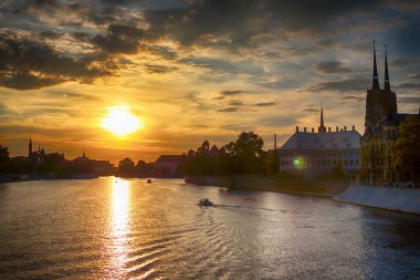 Wroclaw, Polonya - 8 Ağustos 2017: Wroclaw Old Town. Katedral adadır (Ostrow Tumski) şehrin en eski parçası. Oder Nehri, tekneler ve güzel gün batımı sırasında tarihi binalar.