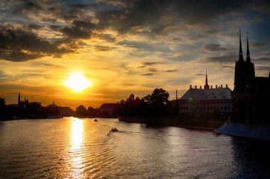 Wroclaw, Polonya - 8 Ağustos 2017: Wroclaw Old Town. Katedral adadır (Ostrow Tumski) şehrin en eski parçası. Oder Nehri, tekneler ve güzel gün batımı sırasında tarihi binalar.