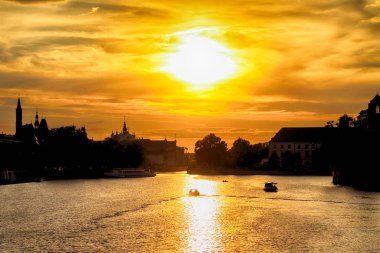 Wroclaw, Polonya - 8 Ağustos 2017: Wroclaw Old Town. Katedral adadır (Ostrow Tumski) şehrin en eski parçası. Oder Nehri, tekneler ve güzel gün batımı sırasında tarihi binalar.