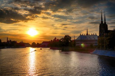 Wroclaw, Polonya - 8 Ağustos 2017: Wroclaw Old Town. Katedral adadır (Ostrow Tumski) şehrin en eski parçası. Oder Nehri, tekneler ve güzel gün batımı sırasında tarihi binalar.