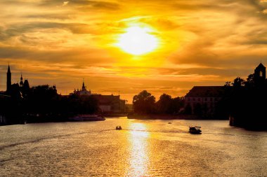 Wroclaw, Polonya - 8 Ağustos 2017: Wroclaw Old Town. Katedral adadır (Ostrow Tumski) şehrin en eski parçası. Oder Nehri, tekneler ve güzel gün batımı sırasında tarihi binalar.