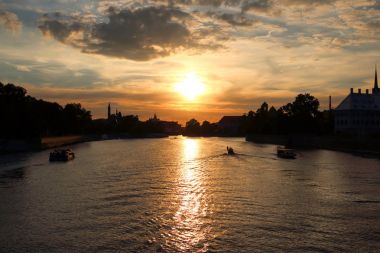 Wroclaw, Polonya - 8 Ağustos 2017: Wroclaw Old Town. Katedral adadır (Ostrow Tumski) şehrin en eski parçası. Oder Nehri, tekneler ve güzel gün batımı sırasında tarihi binalar.