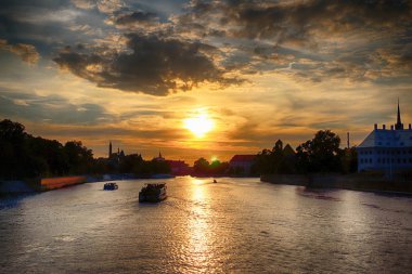 Wroclaw, Polonya - 8 Ağustos 2017: Wroclaw Old Town. Katedral adadır (Ostrow Tumski) şehrin en eski parçası. Oder Nehri, tekneler ve güzel gün batımı sırasında tarihi binalar.