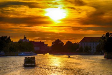 Wroclaw, Polonya - 8 Ağustos 2017: Wroclaw Old Town. Katedral adadır (Ostrow Tumski) şehrin en eski parçası. Oder Nehri, tekneler ve güzel gün batımı sırasında tarihi binalar.