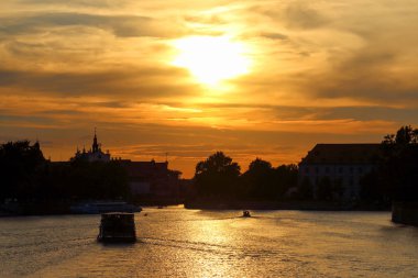 Wroclaw, Polonya - 8 Ağustos 2017: Wroclaw Old Town. Katedral adadır (Ostrow Tumski) şehrin en eski parçası. Oder Nehri, tekneler ve güzel gün batımı sırasında tarihi binalar.