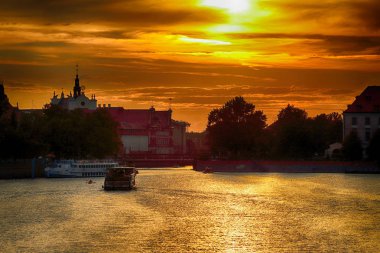Wroclaw, Polonya - 8 Ağustos 2017: Wroclaw Old Town. Katedral adadır (Ostrow Tumski) şehrin en eski parçası. Oder Nehri, tekneler ve güzel gün batımı sırasında tarihi binalar.