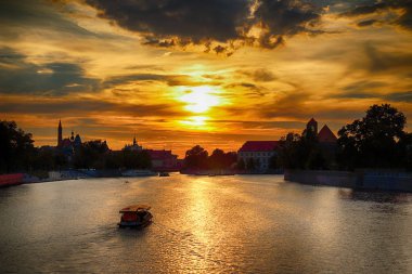 Wroclaw, Polonya - 8 Ağustos 2017: Wroclaw Old Town. Katedral adadır (Ostrow Tumski) şehrin en eski parçası. Oder Nehri, tekneler ve güzel gün batımı sırasında tarihi binalar.